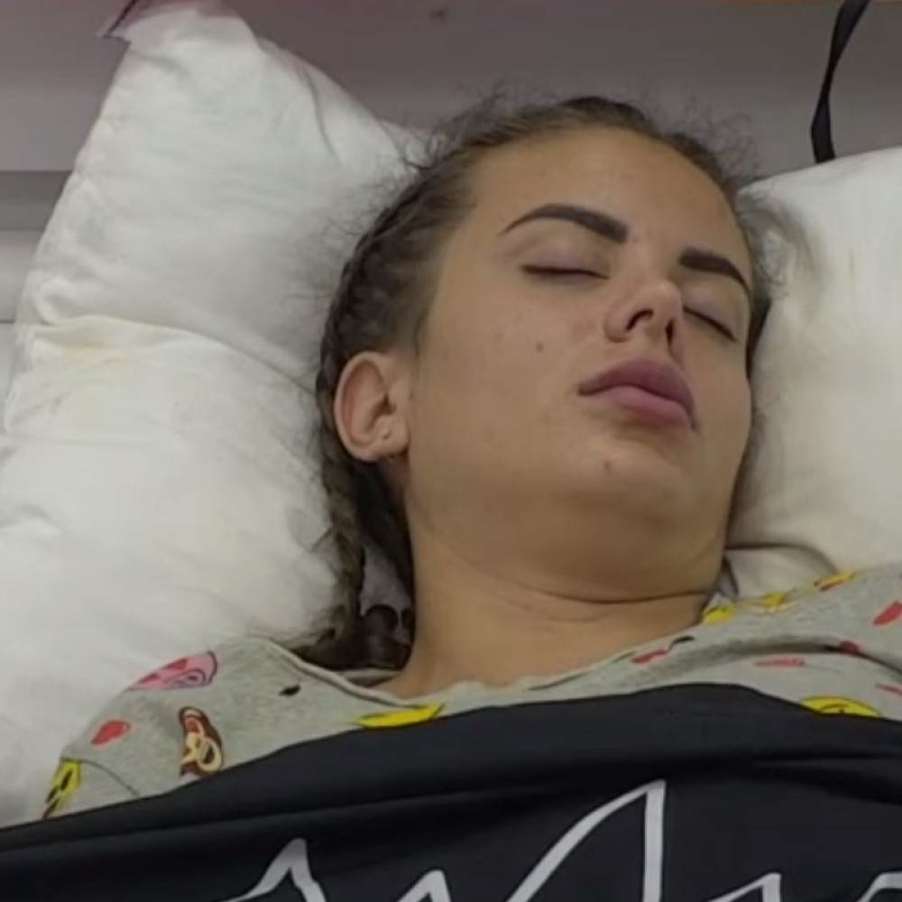 Janjuš pokušao da probudi Moniku, a kada je otvorila oči imala je šta da vidi, jezivo!
