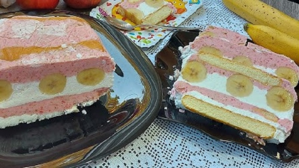 Jednostavna poslastica koju svi vole: Napravite voćnu tortu sa bananama i piškotama za samo 30 minuta