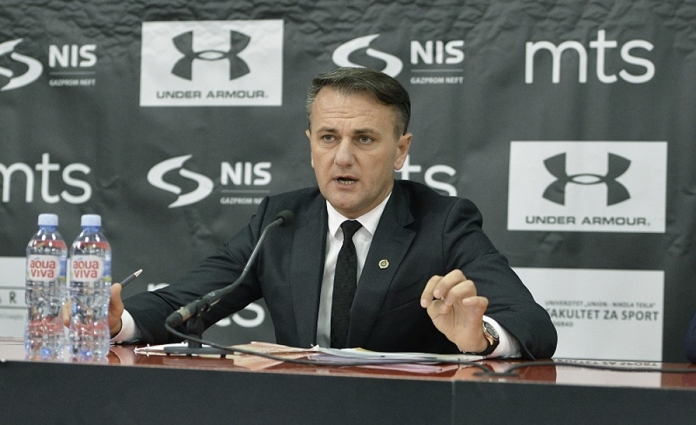 Ne može baš uvek da prođe sa "pas laje, vetar nosi"