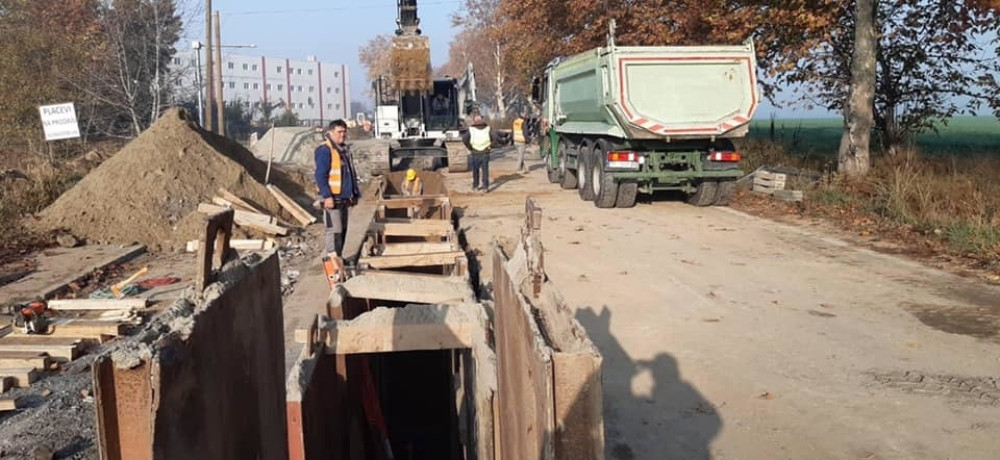 Vesić: Grad Beograd ubrzano radi na izgradnji fekalne kanalizacije i vodovodne mreže za potrebe buduće Kovid bolnice kroz Batajnički put