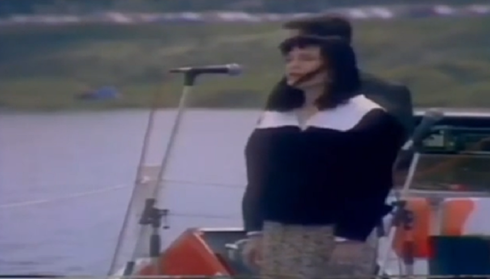 Voditeljka Dnevnika 2 podelila je snimak star 32 godine! Znate li ko je devojka koja recituje stihove Desanke Maksimović? (VIDEO)