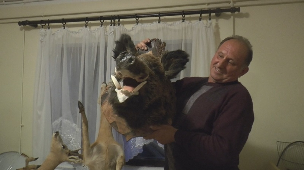 Vešti majstor do sada nije preparirao samo mrava, a na njegom stolu našli su se piton i majmun (FOTO)