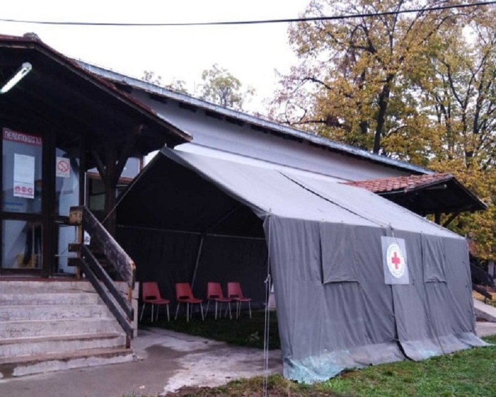Postavljen šator čekaonica ispred kovid ambulante