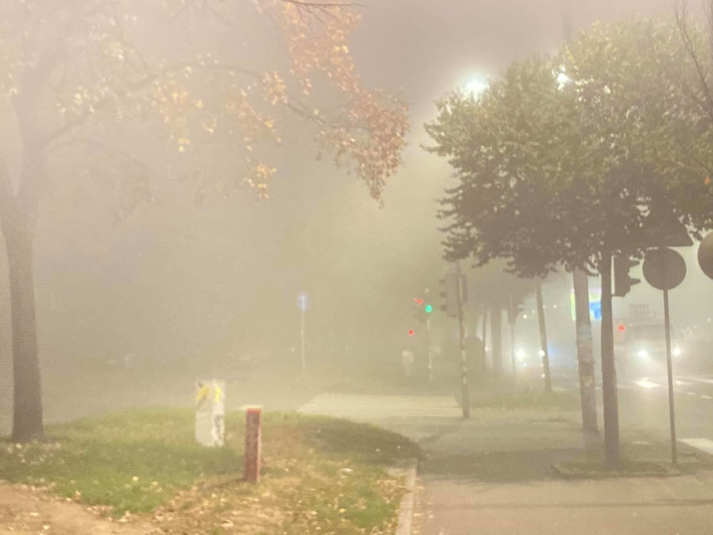 Upozorenje vozačima koji voze kroz smog ili gustu maglu, a evo šta da radite u tim trenucima (FOTO/VIDEO)