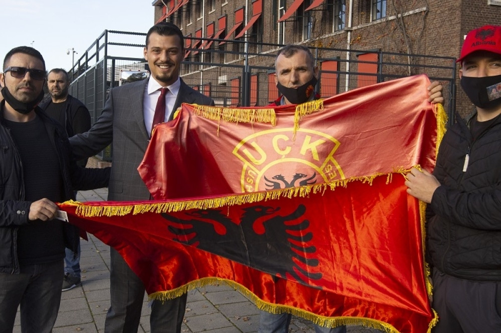 Ovo je Tačijev sin! Danas je došao ispred suda u Hagu i mahao zastavom koljača iz OVK! (FOTO)