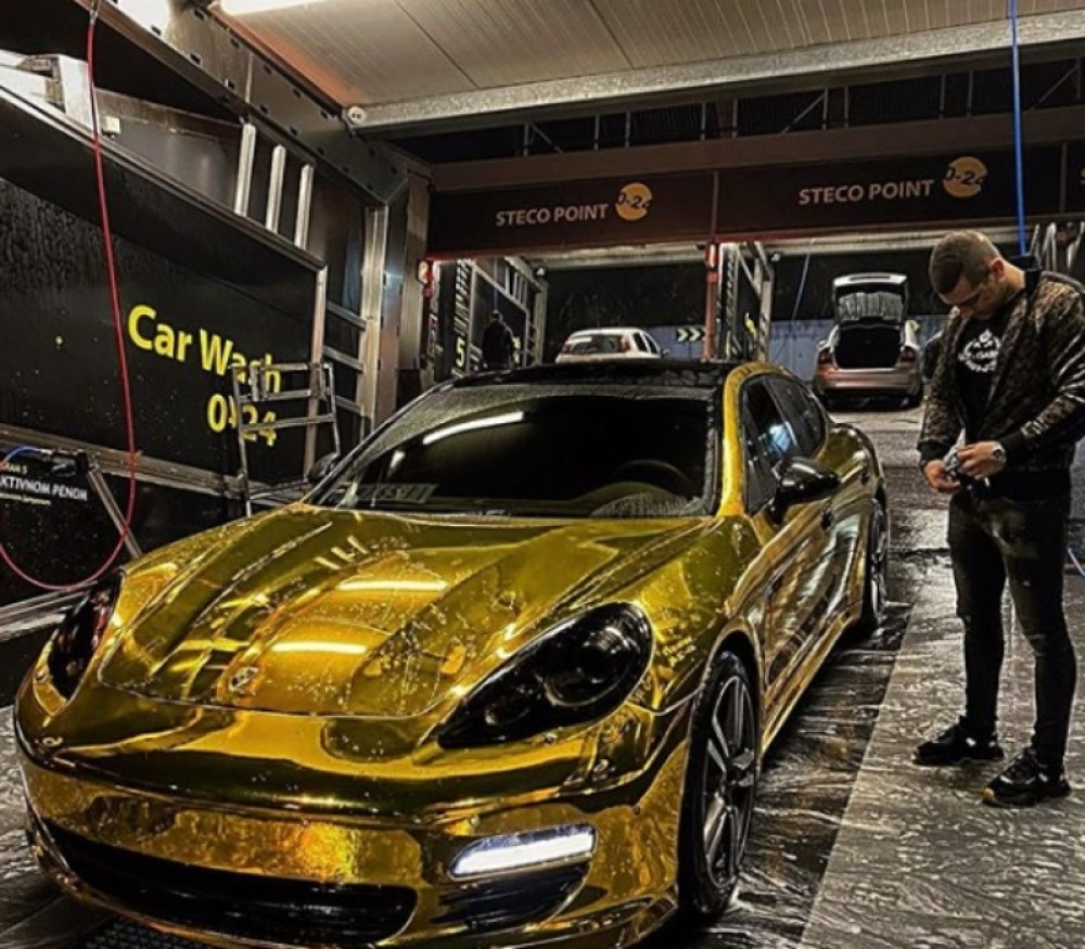 Pevačice mu se nude same, ali i mračnu tajnu o jednoj poznatoj celoj Srbiji koja je preko MAKROA tražila slavu pod estradnim nebom!