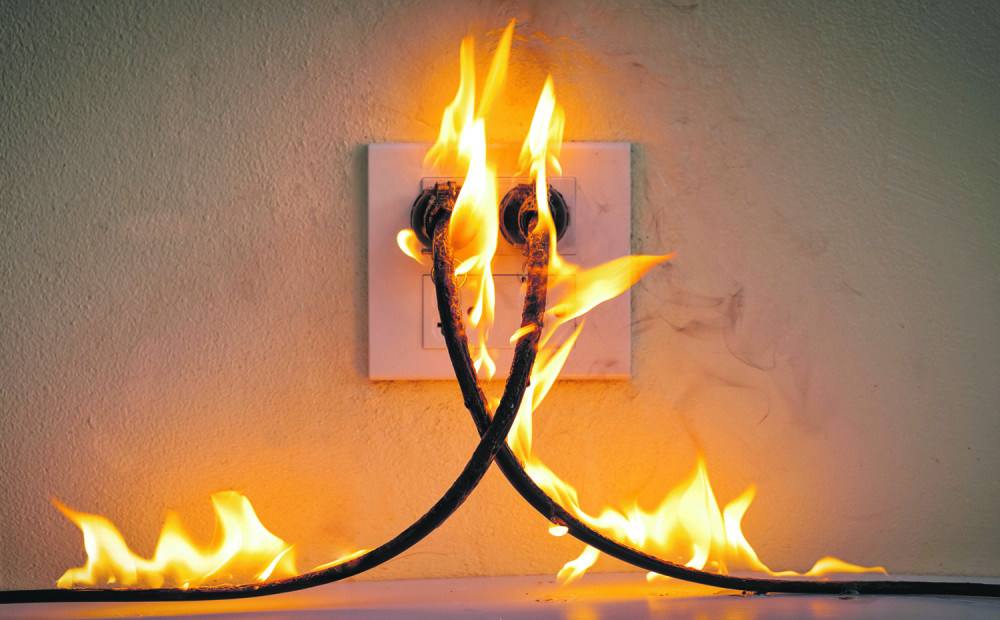 Ovaj uređaj nikako ne uključujte u produžni kabal, uzrok je mnogih požara!