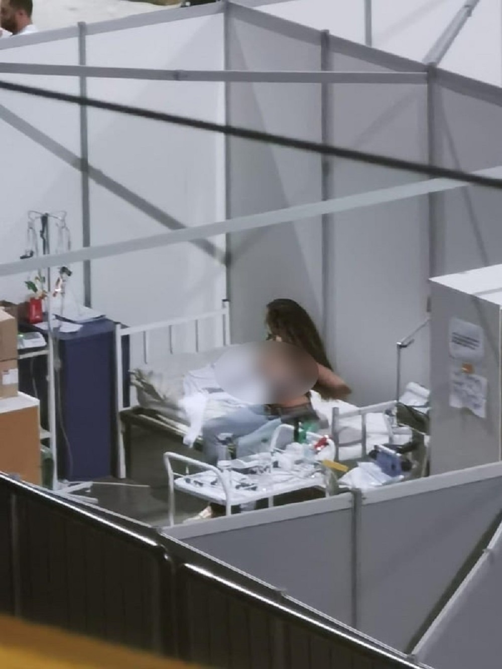 Evo kako su nastale fotografije gole pacijentkinje koja se presvlačila!