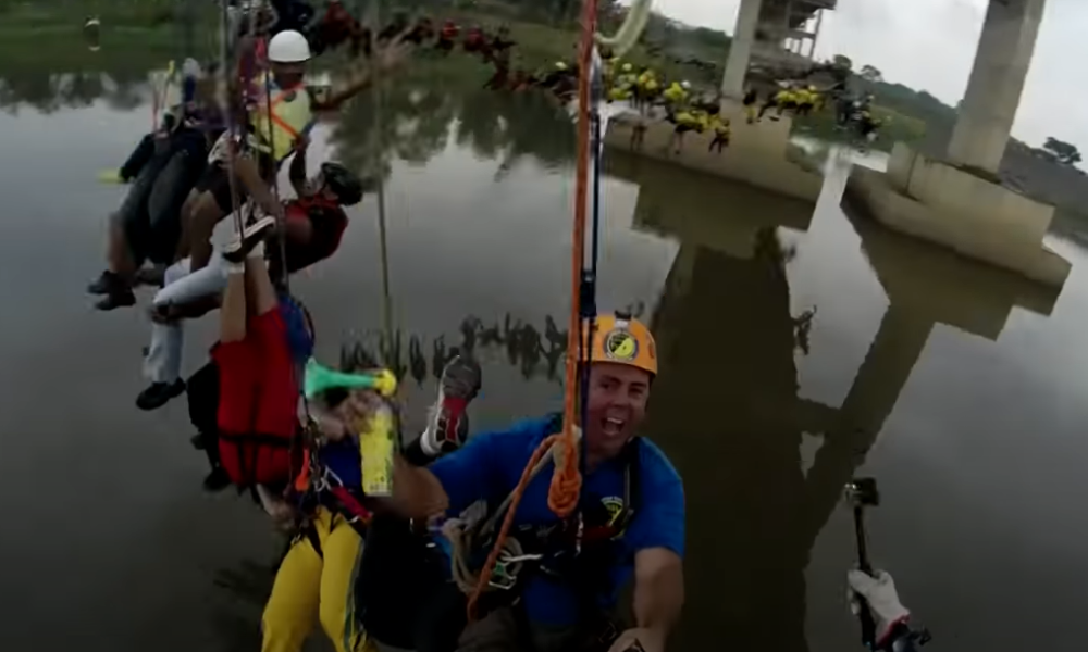 Opasan, ali i za gledanje sjajan poduhvat grupe ljudi u Brazilu (VIDEO)