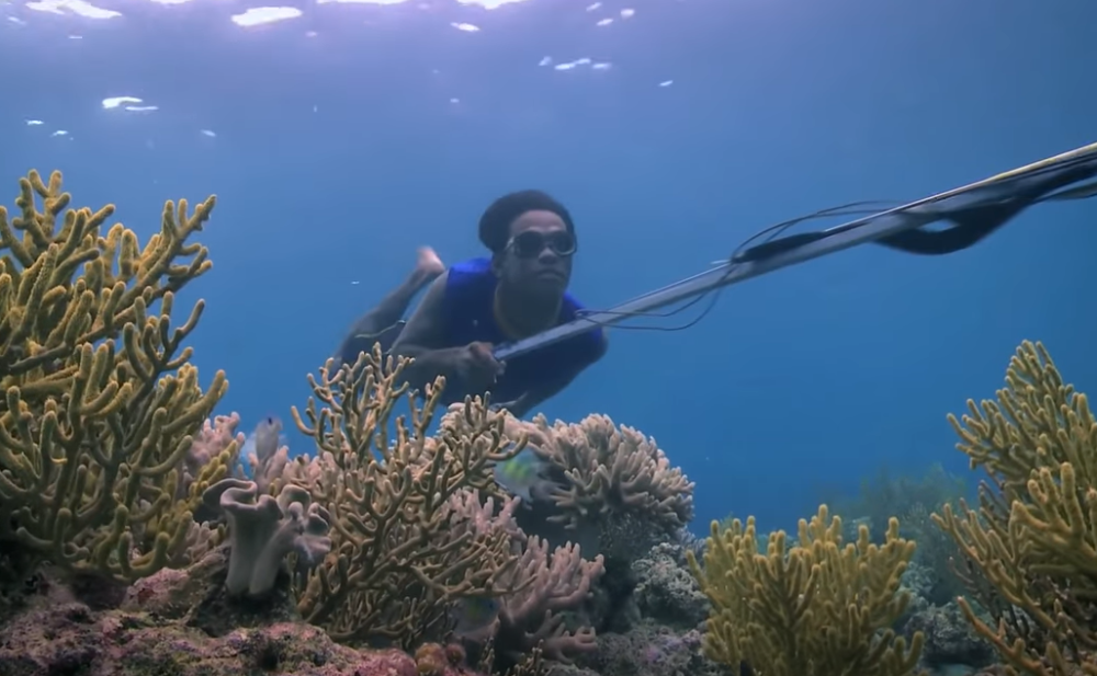 Ovi ljudi imaju svoj način života a ispod vode drže dah 13 minuta! (VIDEO)