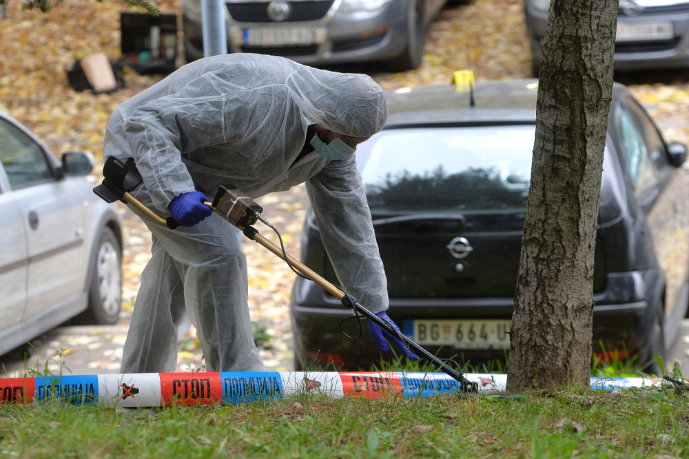 Prolaznici pronašli čoveka obešenog o drvo