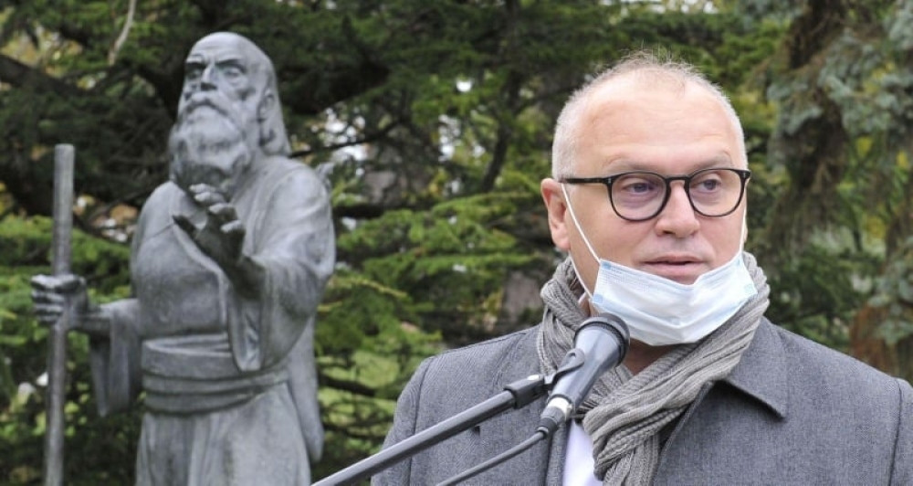 Posle 104 godine na Kalemegdan vraćena skulptura "Slepi guslar"