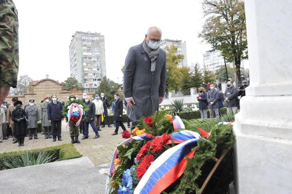 Venci na francusko vojničko groblje povodom Dana primirja