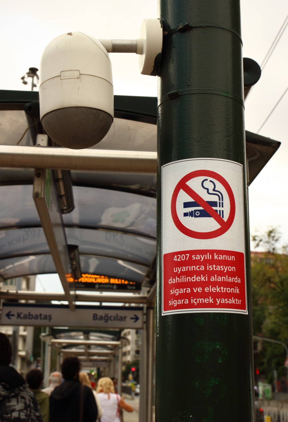 Zabranjeno pušenje cigareta  na javnim mestima kako bi se usporilo širenje korone