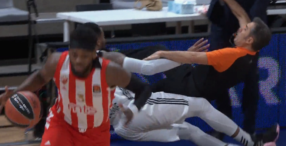 Zvezdin rival pokosio sudiju! Arbitar glavom udario u parket, svi su se zaledili! (VIDEO)