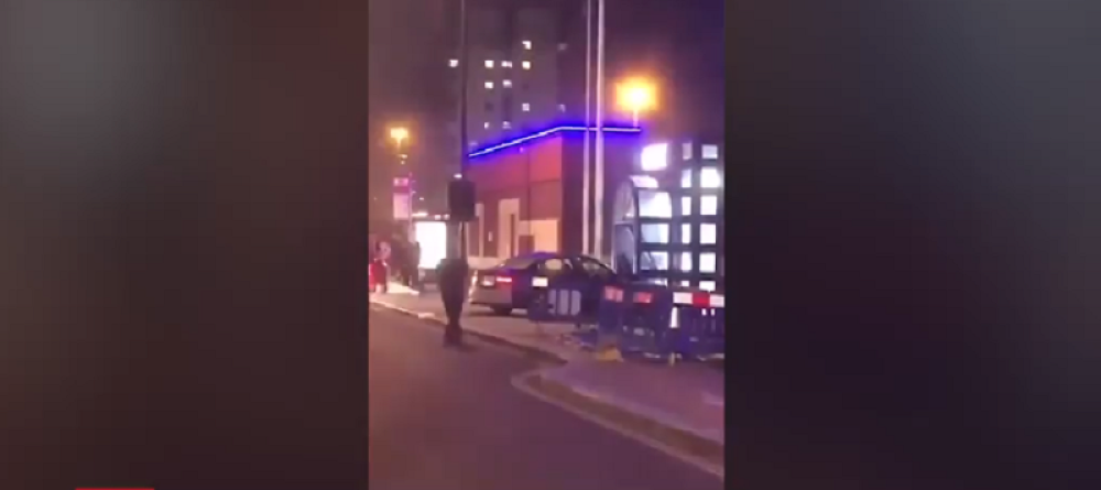 Policijska stanica evakuisana je nakon što se automobil zabio u prednji deo zgrade, a muškarac zapalio put