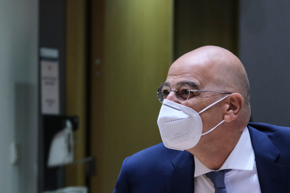 Ministar spoljnih poslova Grčke negativan na koronu, ali ostaje u samoizolaciji