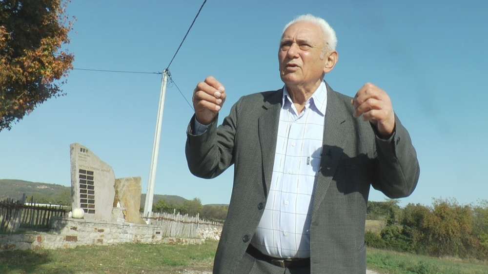 Jedinstvena pesnička stena nalazi se u srcu Šumadije: Na ploči teškoj sedam tona upisana su imena Bećkovića i Ršumovića, a do pobede se stiže na pesničkom trgu (FOTO)