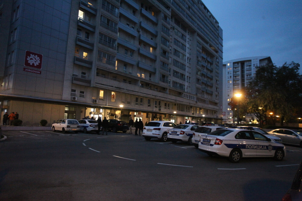 Video je napadača i počeo da beži prema zgradi! Pao je na pločnik kao sa neba!