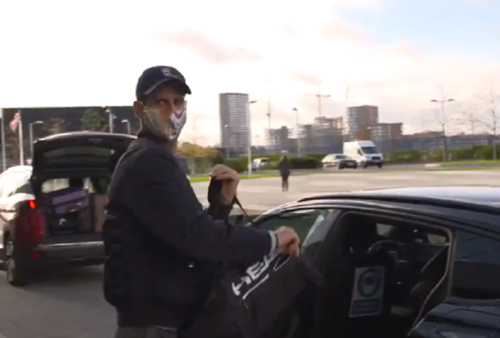 Novak stigao u Englesku da potvrdi prvo mesto! Evo kako su ga dočekali! (VIDEO)