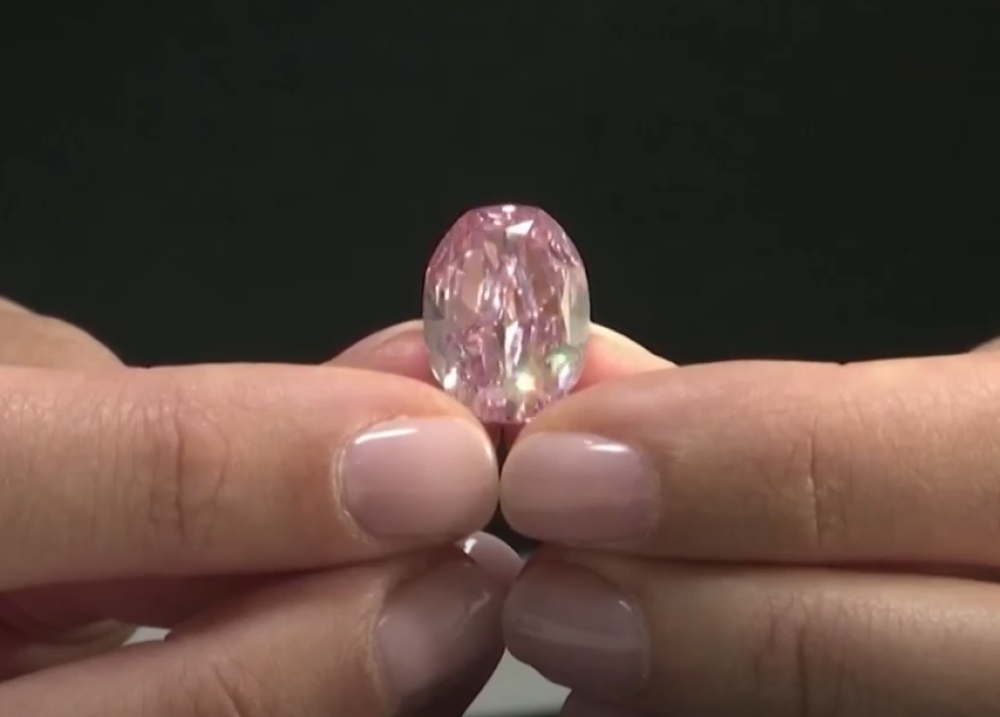 Dijamant prodat na aukciji za 26,6 miliona dolara (VIDEO)