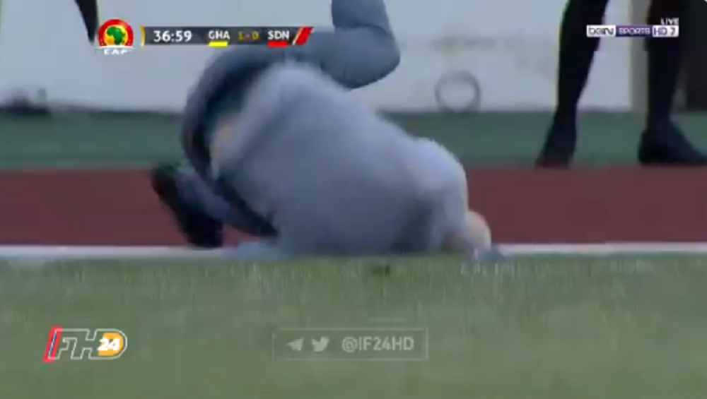 Sudija uhvatio selektora za vrat i bacio ga na zemlju! Užasne scene! (VIDEO)