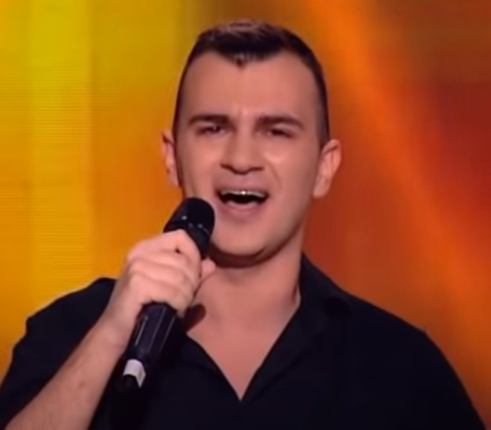 Imao je više od 100 kilograma, ali sada izgleda potpuno drugačije: Pevač smršao, pa se pohvalio na društvenim mrežama! (FOTO)