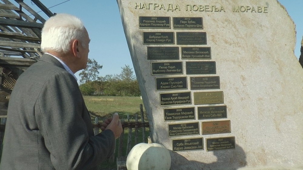 Na ploči teškoj sedam tona upisana su imena Bećkovića i Ršumovića, a do pobede se stiže na pesničkom trgu (FOTO)