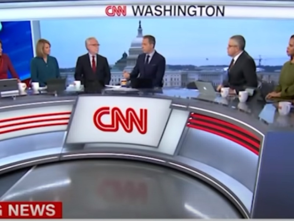 Uključio je kameru, skinuo pantalone i počeo da masturbira pred kolegama: Poznati novinar dobio otkaz!