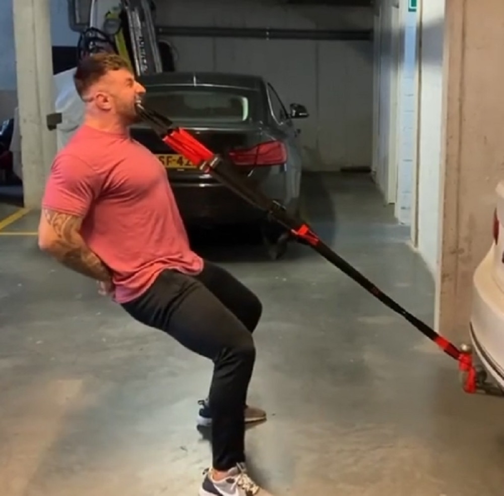 Poznati MMA borac zubima vuče automobil! (VIDEO)