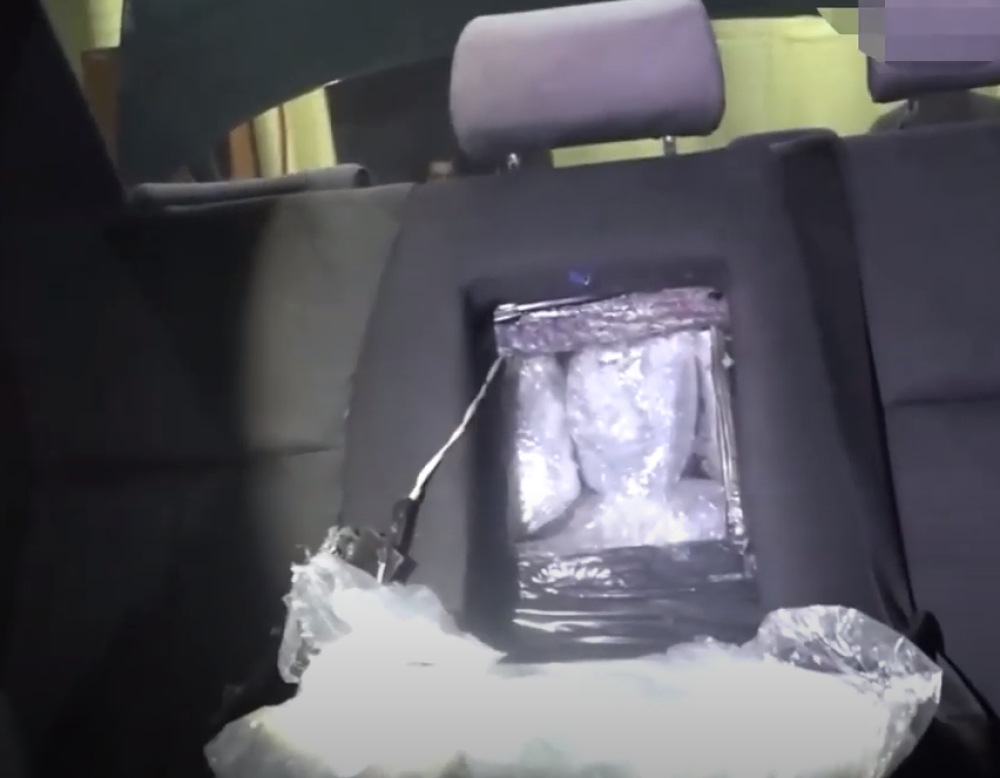 Policajci vadili pakete iz kola kao da tome nema kraja (VIDEO)