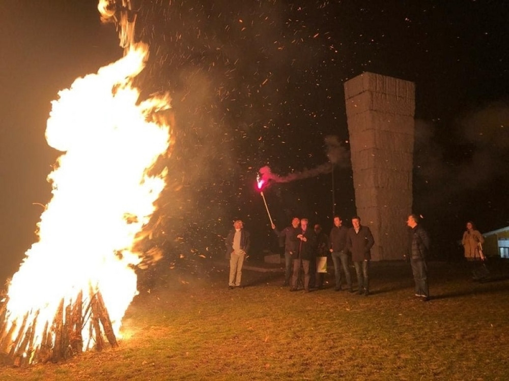 Samo zbog pesme su zapalili vatru (FOTO)
