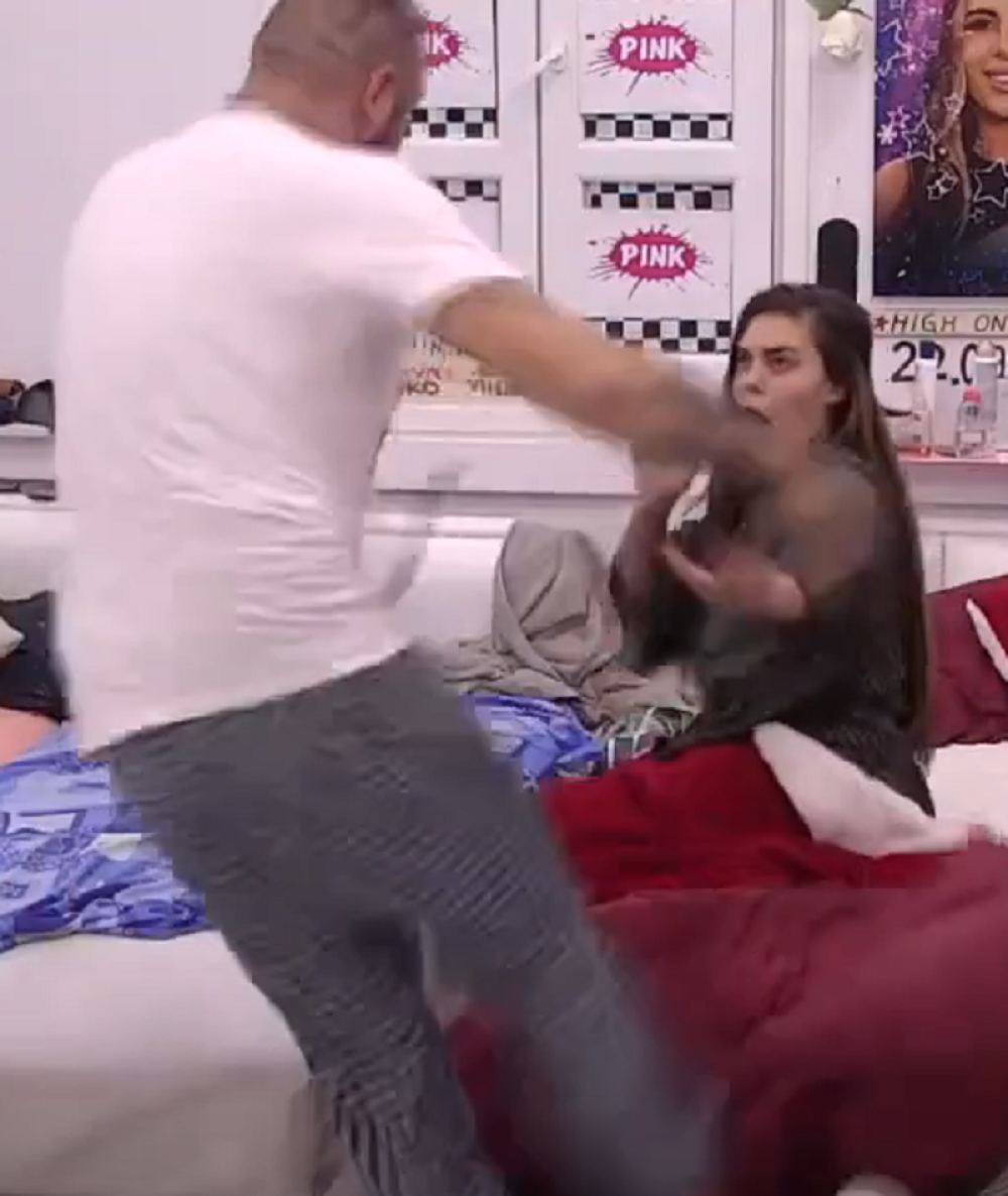 Car urlao i pravio rusvaj, šutirao sve oko sebe dok je Vrbaška pokušavala da se zaštiti, UZNEMIRUJUĆE SCENE! (FOTO/VIDEO)