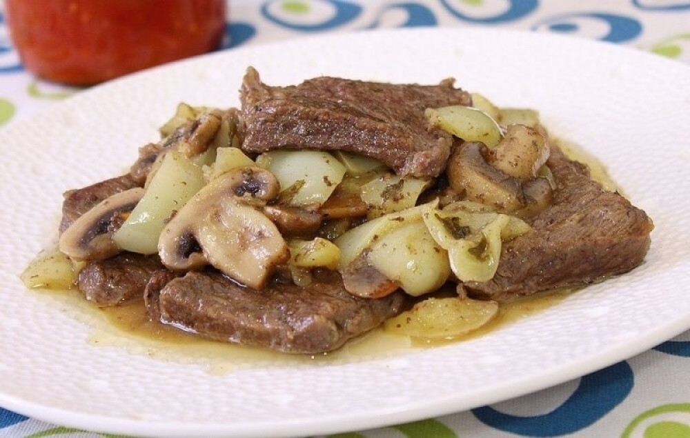 Junetina sa paprikom i šampinjonima - "Samo polako, ima još"!