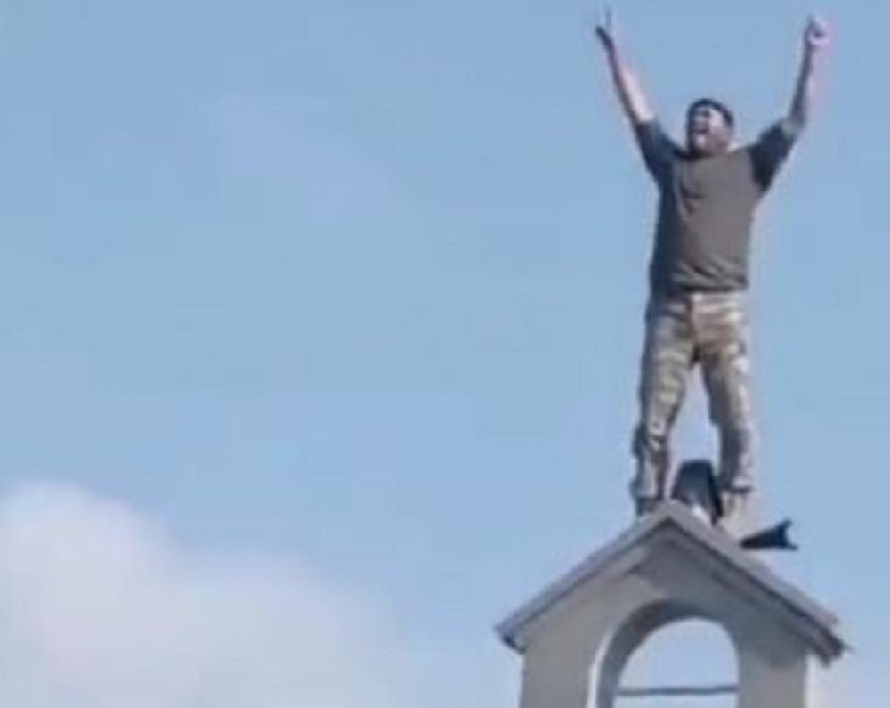 Azerski vojnik sa vrha hrišćanske svetinje viče Alahu akbar (VIDEO)