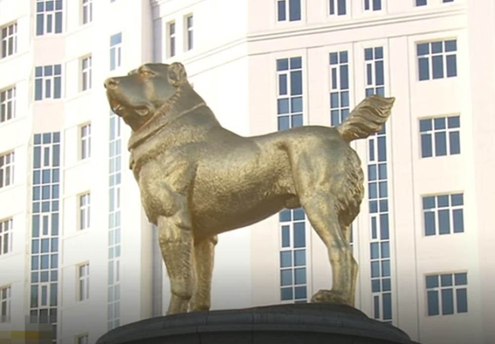 Predsednik Turkmenistana otvorio zlatni spomenik omiljenom psu (VIDEO)