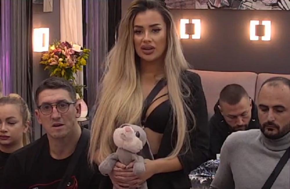 Potpuno neprepoznatljiva, male grudi, lice bez operacija: Isplivali rani radovi Nataše Radan, potpuno gola na fotografiji - sve se vidi! (FOTO)