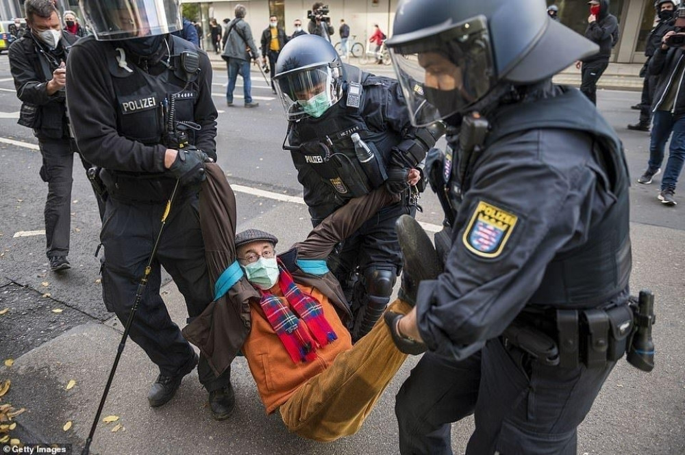 Pogledajte kako se nemačka policija obračunava sa nasilnicima! Napali kordon, ali su odmah zažalili! (VIDEO)