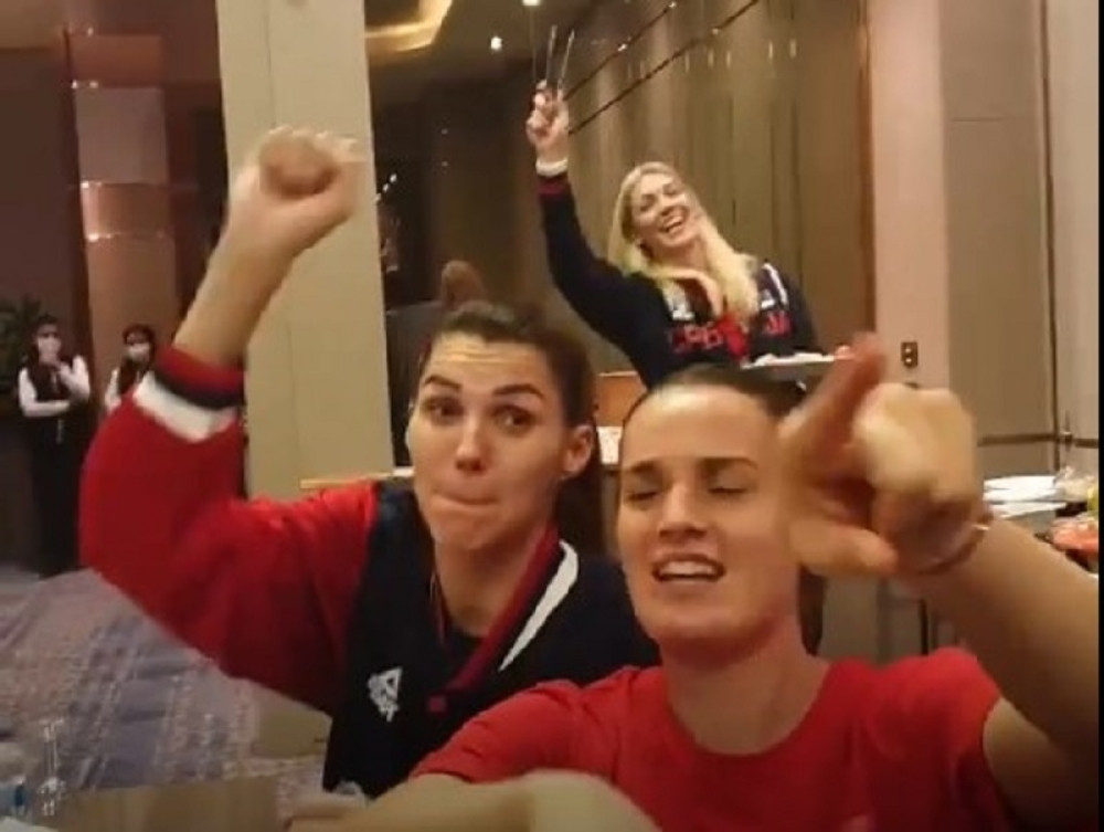 Orio se narodnjački hit u izvođenju naših košarkašica posle plasmana na Eurobasket (VIDEO)