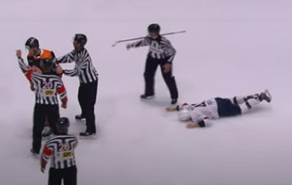 Najkraća tuča u istoriji hokeja trajala samo tri sekunde (VIDEO)