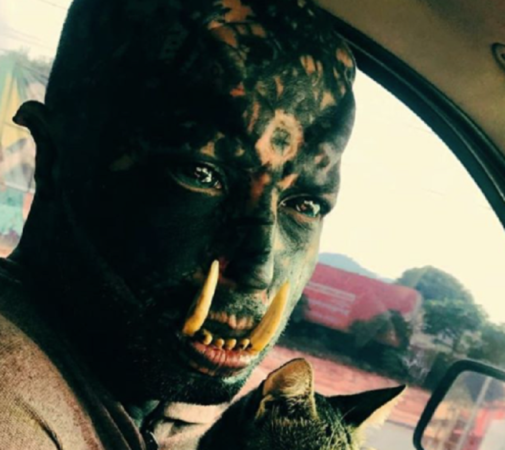 Ima 41 godinu, kljove, istetovirano mu je 80 odsto tela (FOTO/VIDEO)