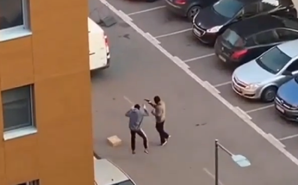 Snimak maskiranih napadača koji otimaju paket, a zatim pucaju u čoveka na Novom Beogradu (VIDEO)