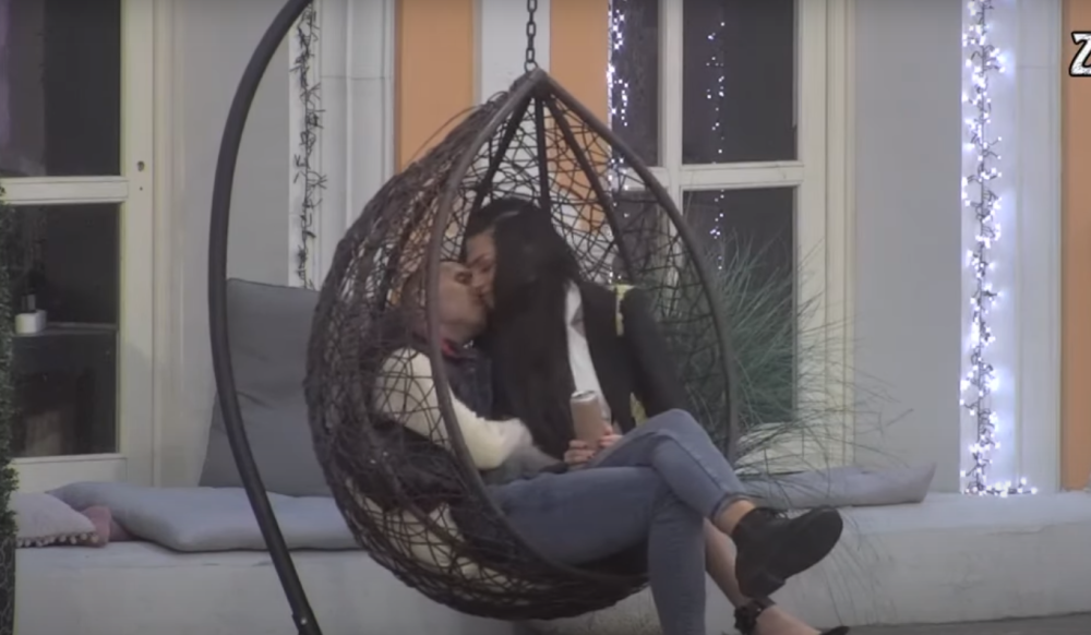 Tara Simov mu sela u krilo i prepustila se strastima: Pao je prvi poljubac! (VIDEO)