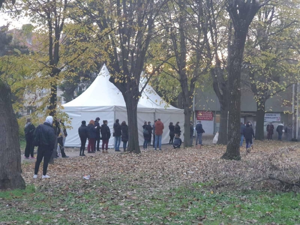 Postavljeni su šatori ispred kovid ambulanti, nema više kilometarskih čekanja