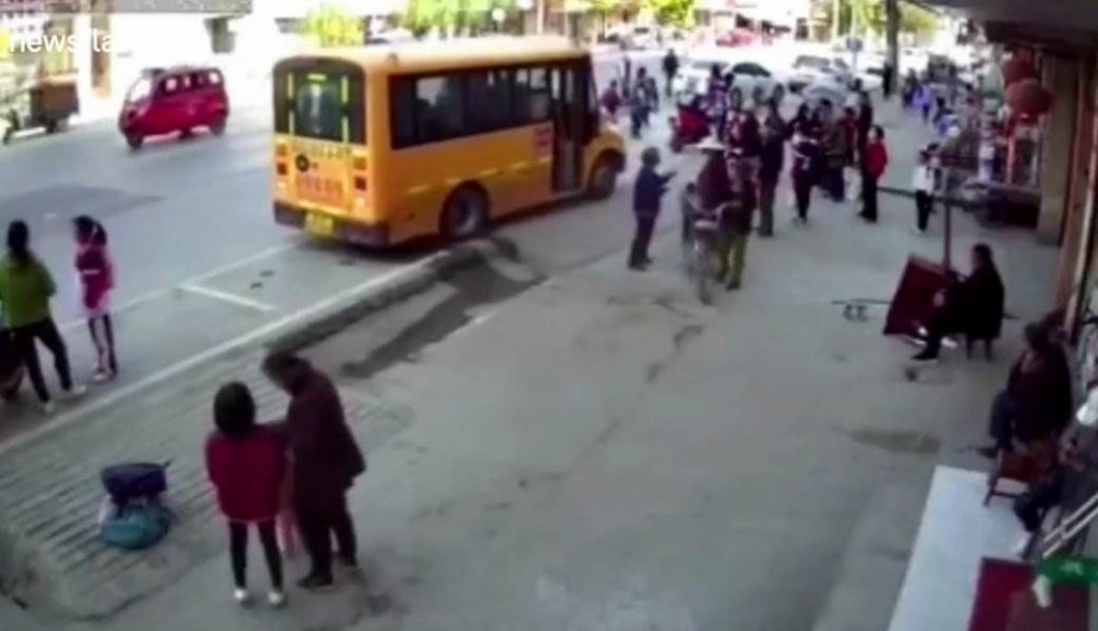 Jedan dečak (11) poginuo, drugi povređen, kamere sve snimile (UZNEMIRUJUĆI SNIMAK)