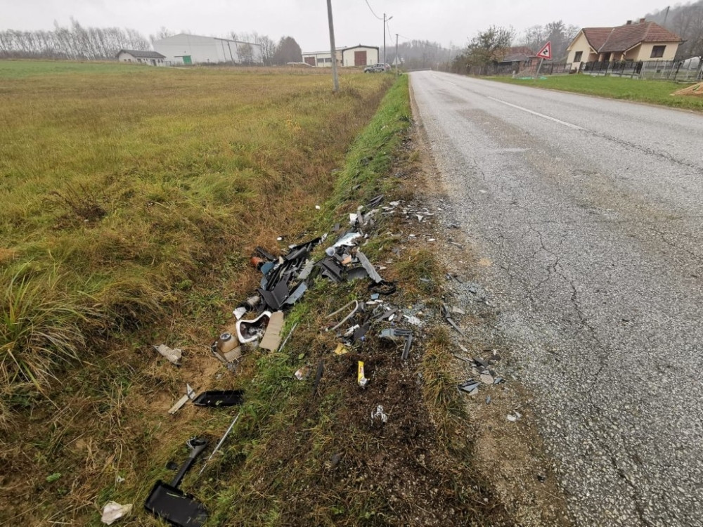 Teška nesreća kod Loznice, automobil izleteo sa puta!