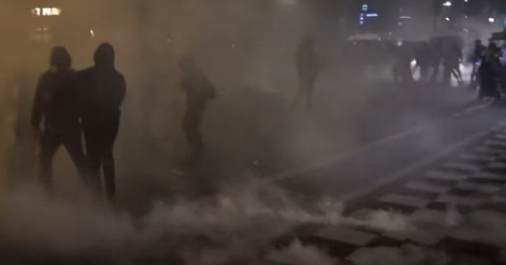 Demonstranti na ulicama, policija upotrebila suzavac (VIDEO)