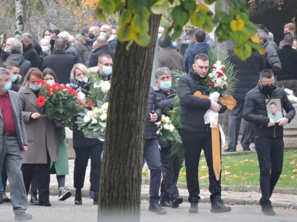 Tužna povorka na Bežanijskom groblju: Porodica ispratila mladića ubijenog u Belvilu (FOTO)