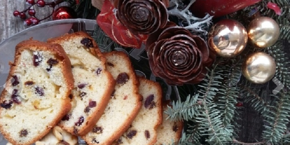 Slatki hleb sa sirom i suvim grožđem, miriše na domaće