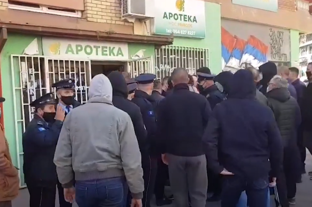 Policija i inspekcija upali u apoteku u Severnoj Mitrovici kako bi zaplenili lekove! (VIDEO)